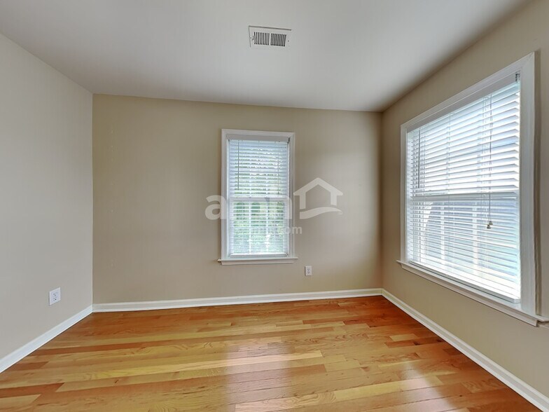 Building Photo - 3915 Red Hill Ct