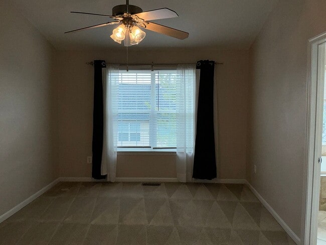 Building Photo - Very well maintained 3BR 2.5BA 3 level townhome located in the Milestone Community of Germantown