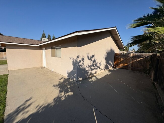 Building Photo - Spacious Home Available Now!