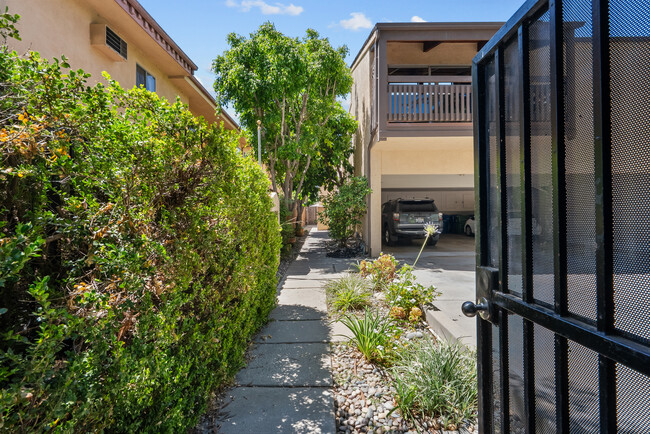 Building Photo - 13006 Moorpark St