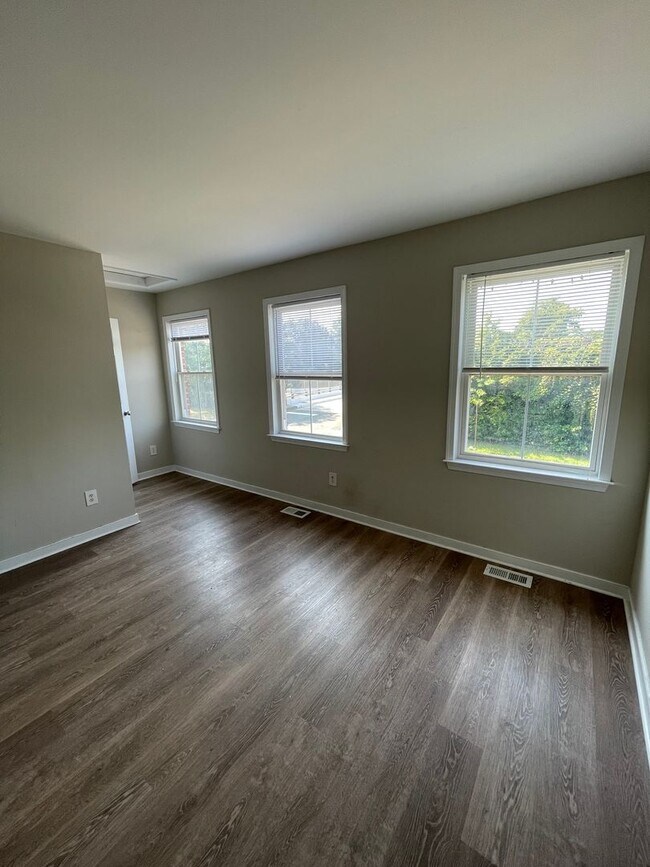 Building Photo - 1802 Parkwood Ave