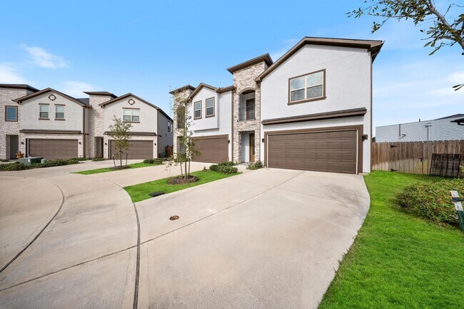 Building Photo - 2015 Olivos St