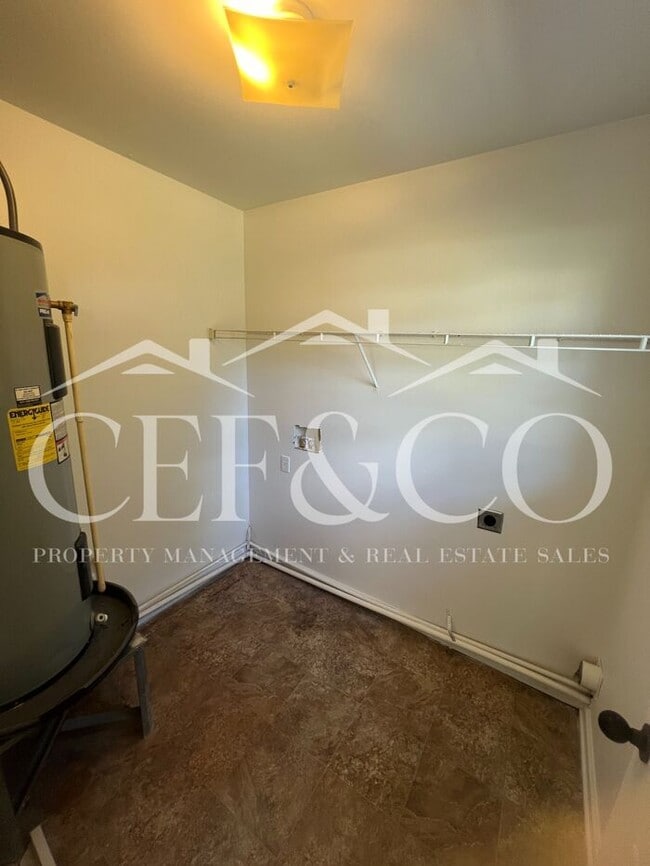 Building Photo - 415 Mt Hood Dr