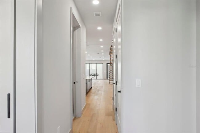 Building Photo - 1412 S Moody Ave