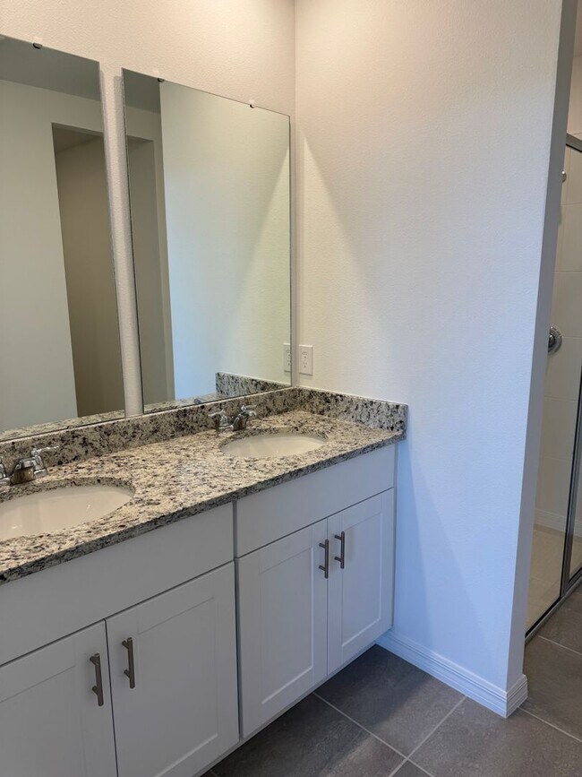 Building Photo - 3 Bedroom 2 Bath with Double Car Garage in Poinciana!