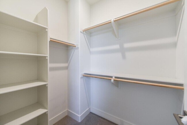 Building Photo - 4bd/4.5ba Single Family House w/ VIEW Gate...