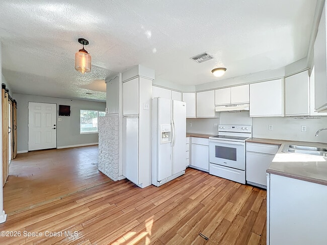 Building Photo - 541 E Fee Ave