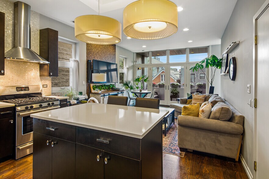 Building Photo - 2339 N Leavitt St