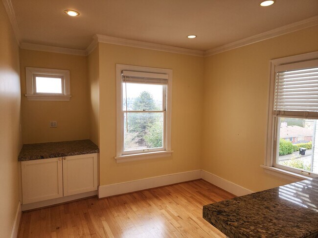 Building Photo - Spacious 3BR/3BA in Sought- After Queen Anne Location