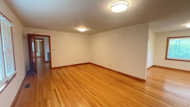 Building Photo - 1400 McClung Ave SE
