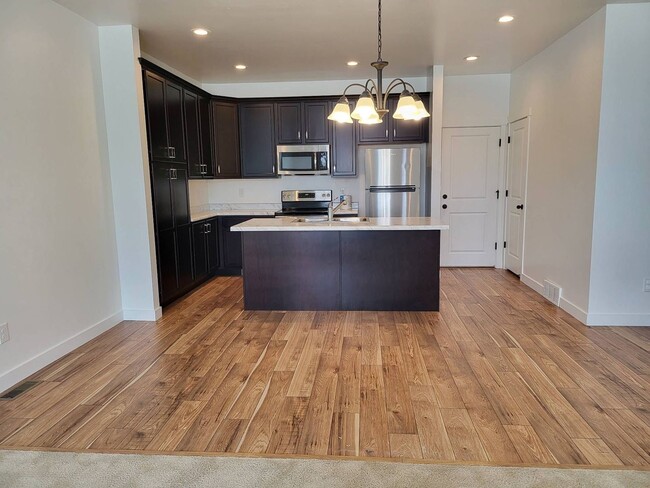 Building Photo - Pet Friendly Gorgeous Row End Townhome w 2...