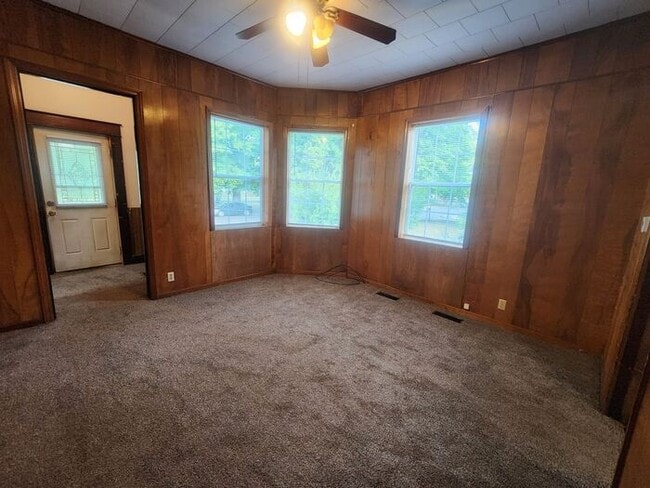 Building Photo - 2 Bedroom on the Southside