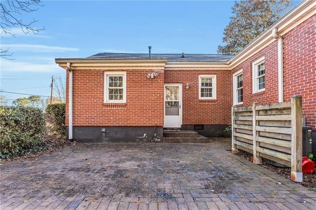 Building Photo - 948 Sycamore Dr