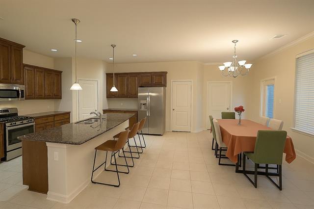 Building Photo - 6687 DeLeon St