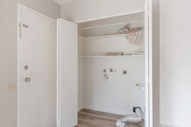 Building Photo - 3 Bedroom, 2 Bath 1374sf Detached condo in Mesa Village 92126.