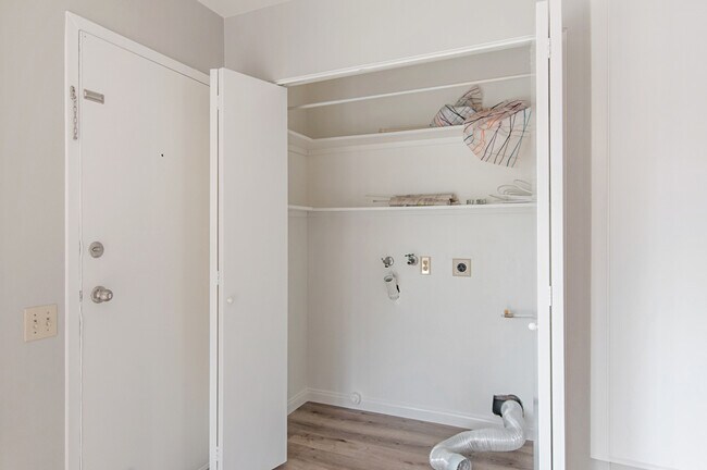 Building Photo - 3 Bedroom, 2 Bath 1374sf Detached condo in...