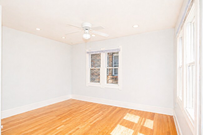 Building Photo - 114 E Johnson St