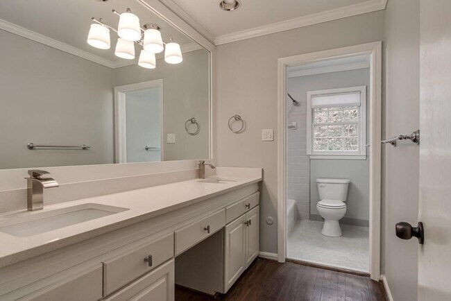 Building Photo - 4601 Club Cir NE