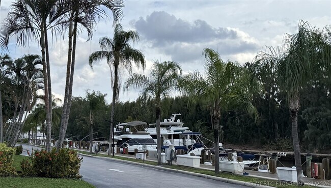 Building Photo - 6219 Bay Club Dr