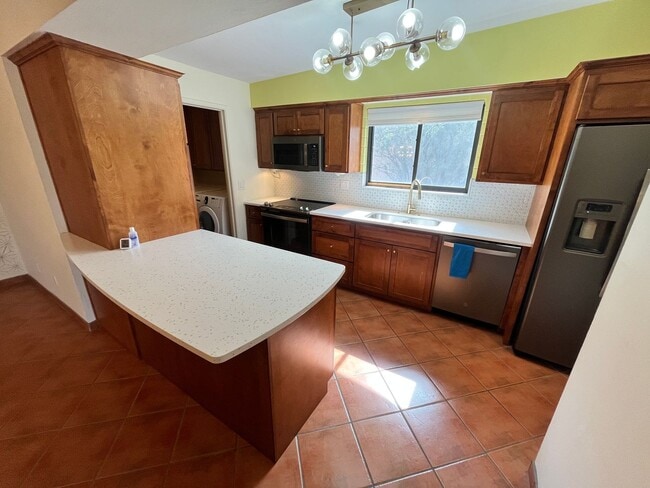 Building Photo - East- 3 bedroom/ 2 bathroom home with sparkling pool!