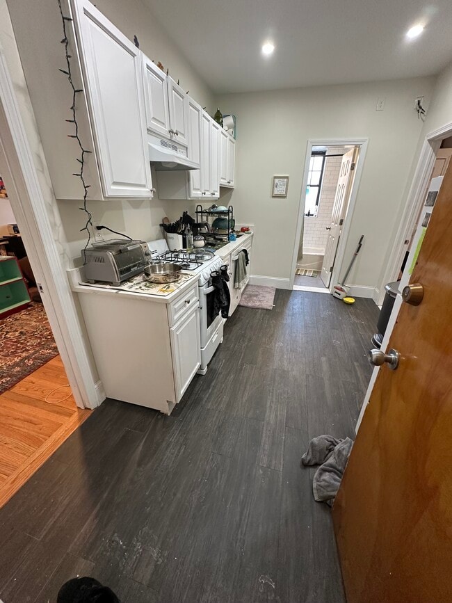 Building Photo - 126 Warren St