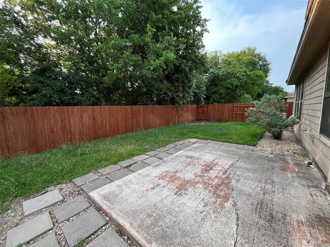 Building Photo - 2504 St James Pl