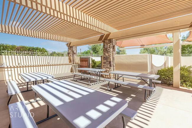 Building Photo - 934 N Slow Creek Ln