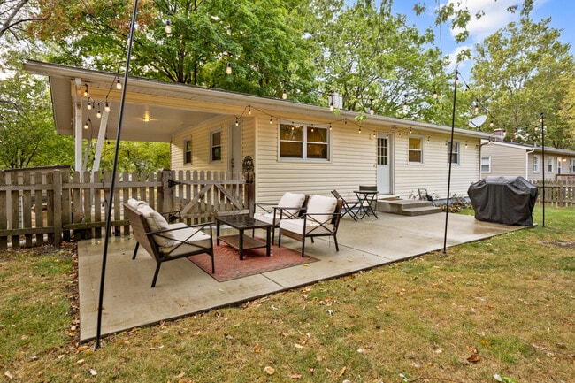 Building Photo - 328 S 14th St