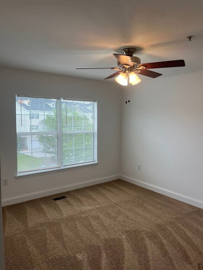 Building Photo - Available now. 3BR/3.5 BA Townhome in Ashl...