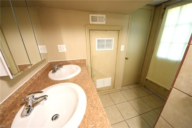 Building Photo - 8356 Cape View Ct