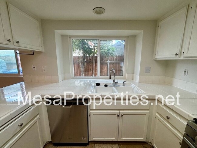 Building Photo - 14925 Dandelion Ct