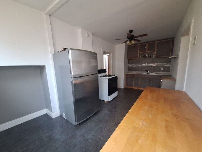 Building Photo - Come see your new home!