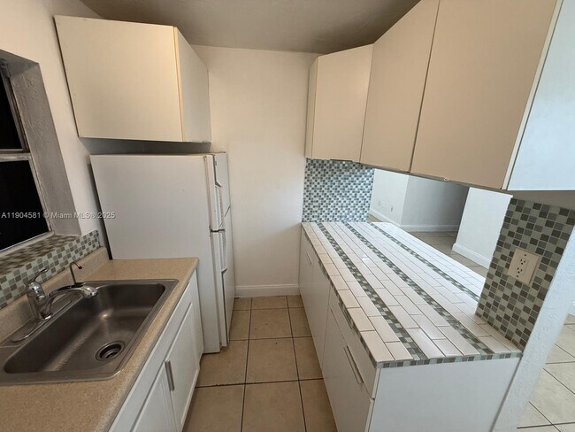 Building Photo - 1245 W 24th St