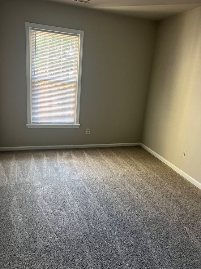 Building Photo - Totally Rehab Townhome