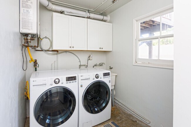 Building Photo - 502 Poinsettia Ave