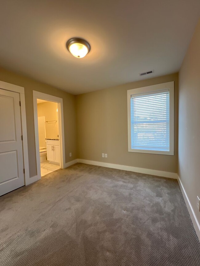 Building Photo - Beautiful Newer Build: Three Bedrooms in t...