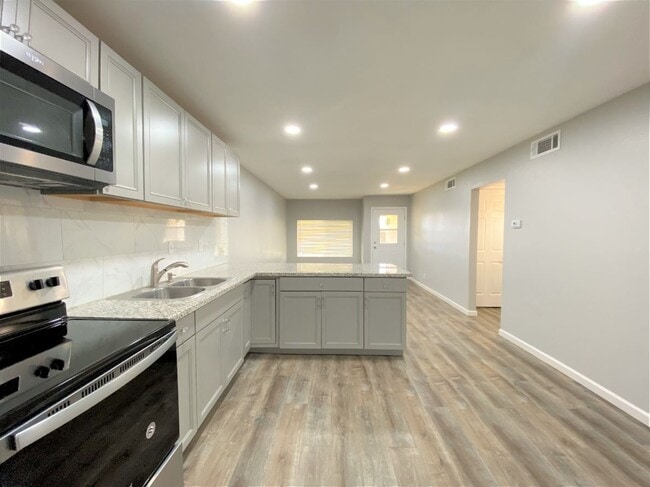 Building Photo - 817 E Bellevue Rd