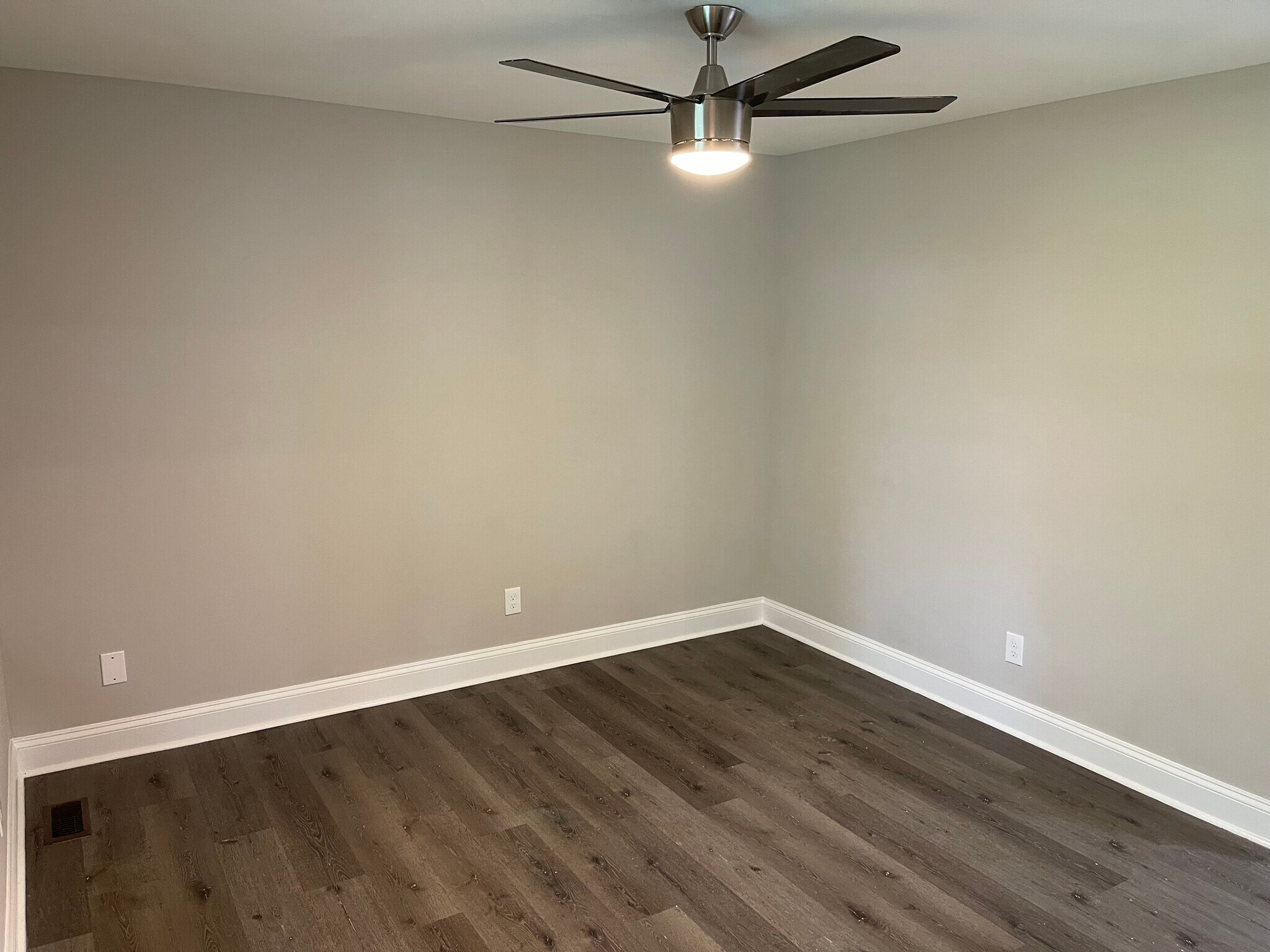 Primary Bedroom - 903 Queens Ct