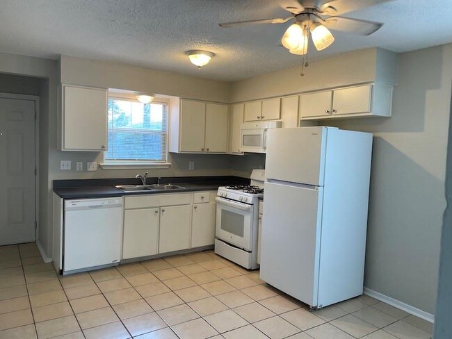 Building Photo - 8401 Colony Loop Dr