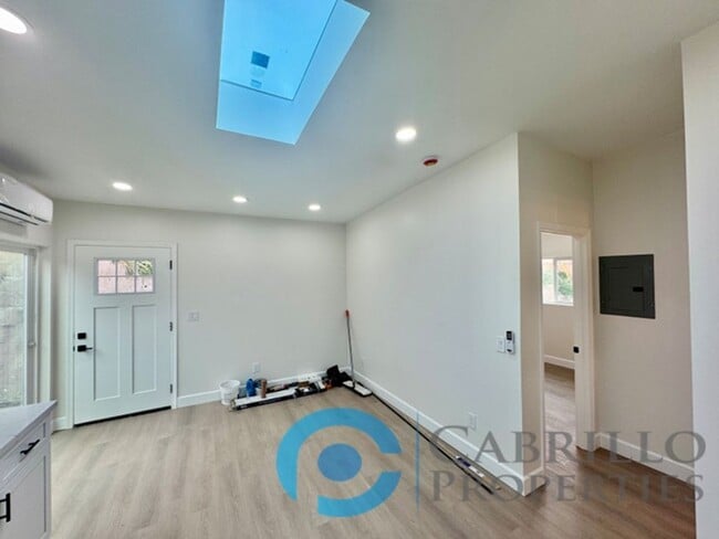 Building Photo - Modern 1 Bed / 1 Bath with Private Yard in...