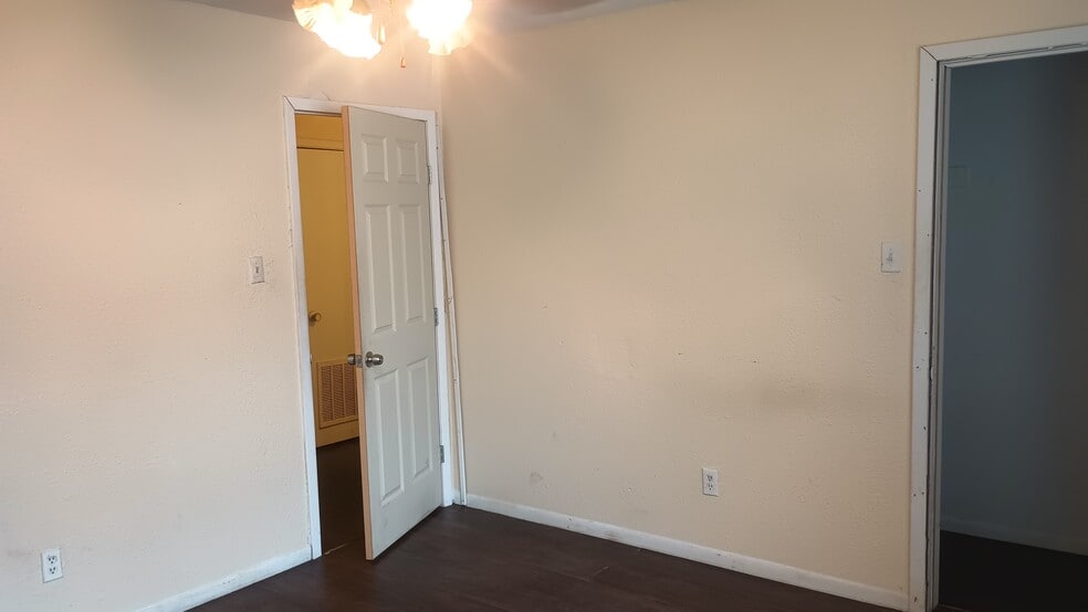 Front bedroom. - 3412 Victoria Cir