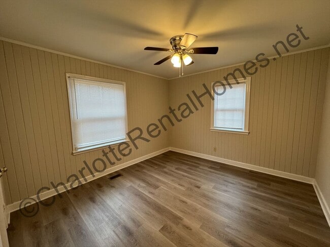 Building Photo - Brick Ranch home  Convenient location