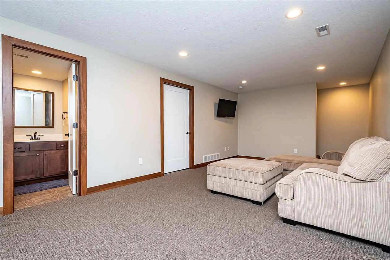 Building Photo - 930 Stinocher St