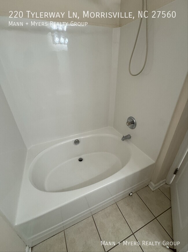 Building Photo - 220 Tylerway Ln