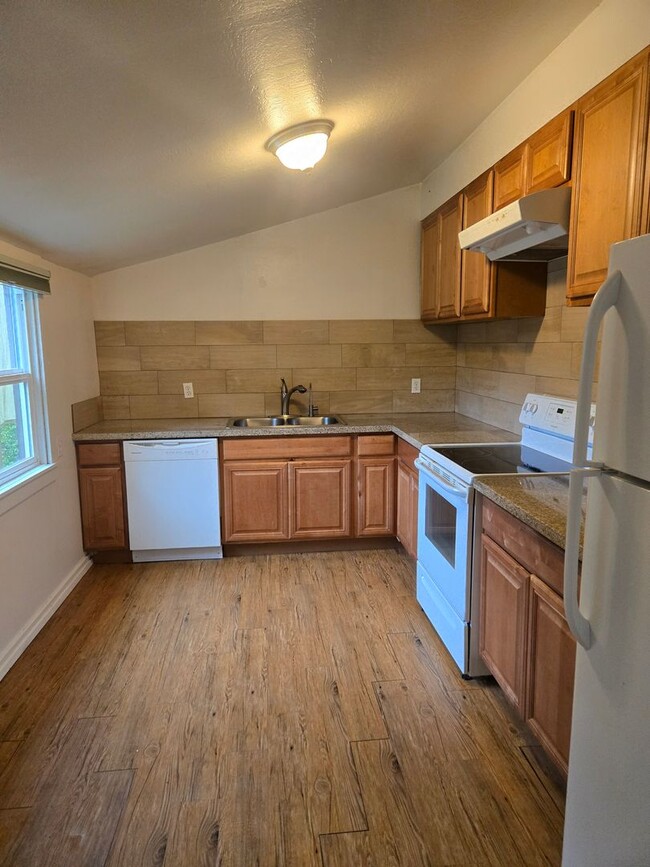 Building Photo - 300 Cherry Ave