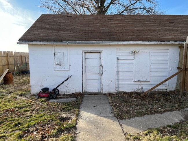 Building Photo - Pet Friendly House in Dow IL on 1 Acre