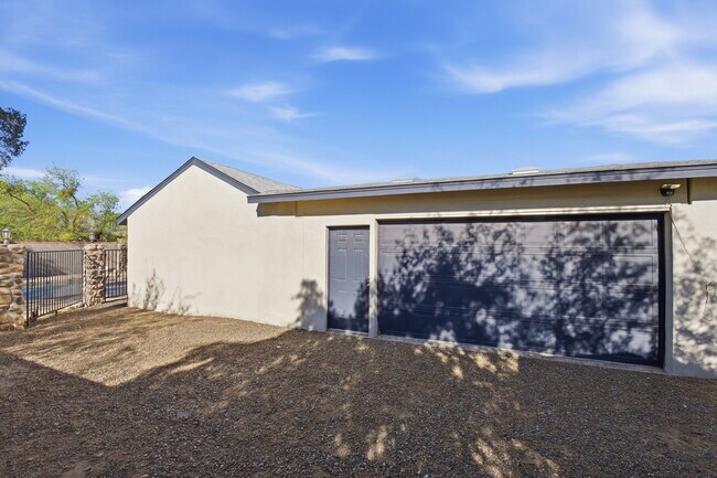 Building Photo - 1901 N Rosemont Blvd