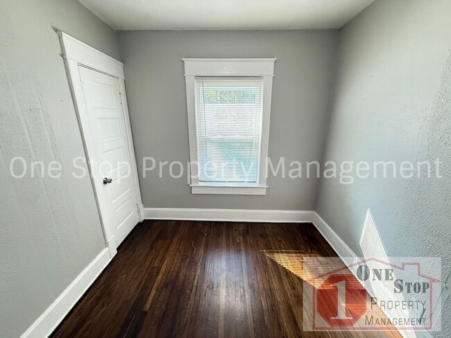 Building Photo - Spacious 3-bedroom, 2-bath in Kansas City