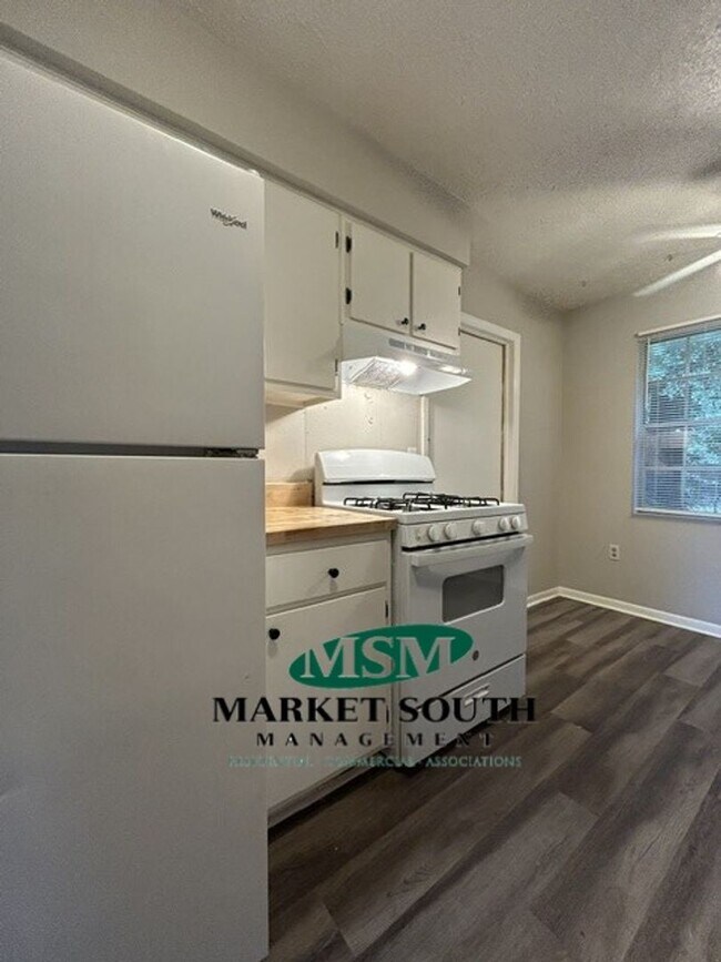Building Photo - 18 Friar Tuck Dr