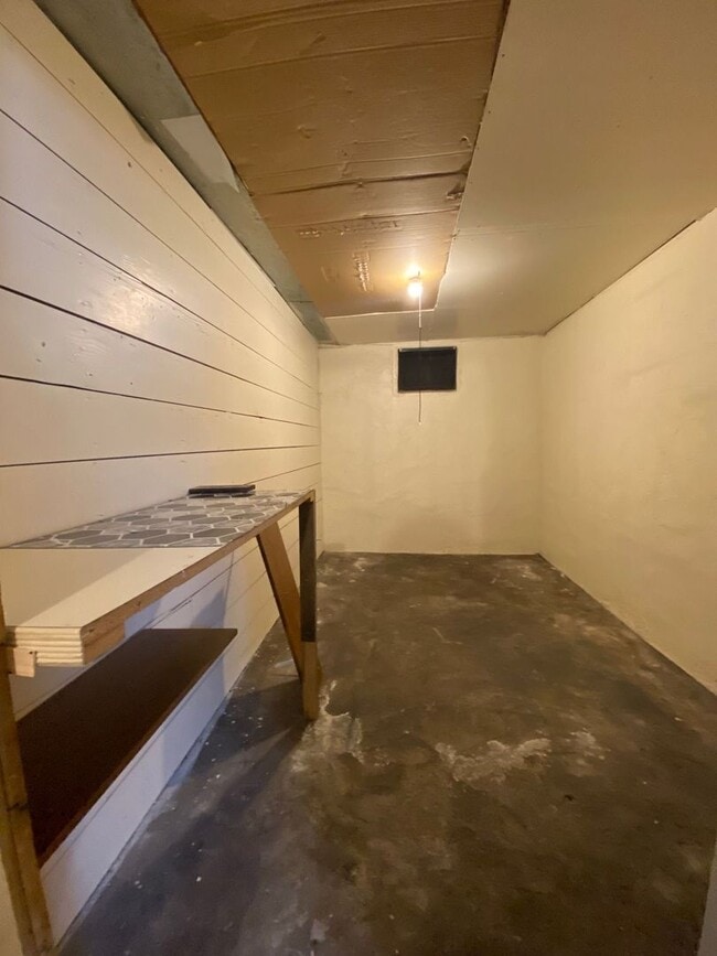 Building Photo - Duplex With Lots Of Room